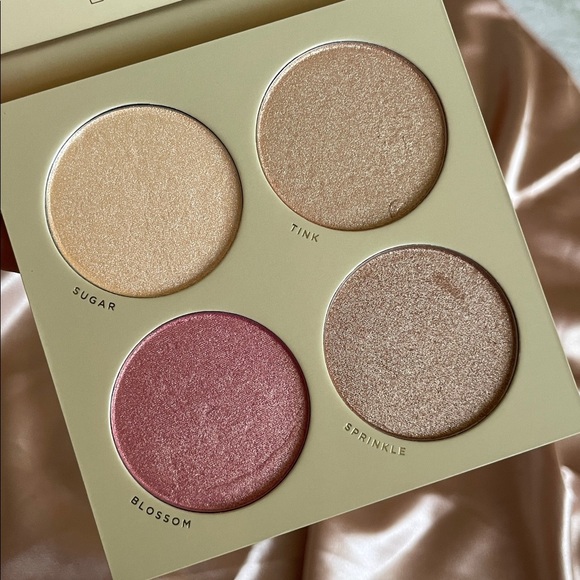 LUNAR BEAUTY- MOONSHROOM Highlighter palette - Picture 3 of 4